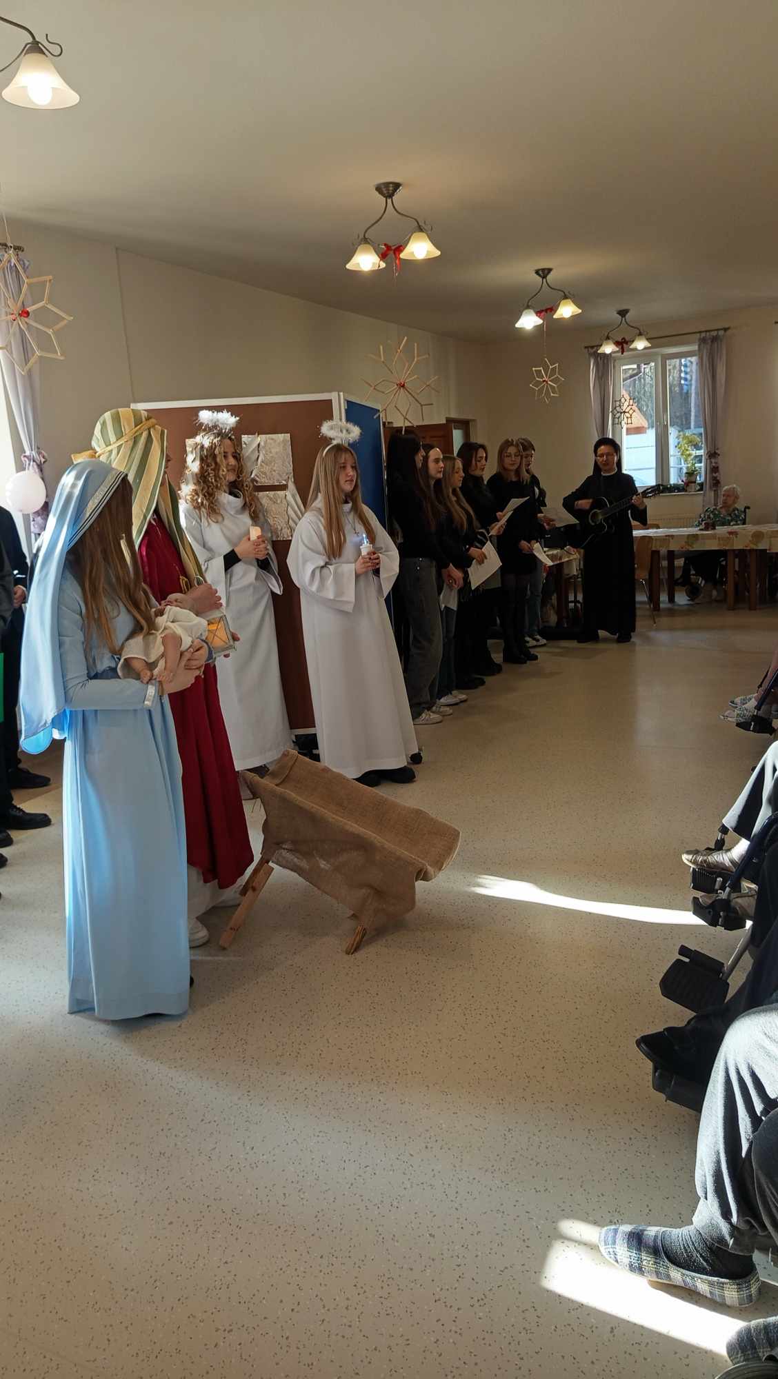 You are currently viewing Wizyta licealistów w Domu Opieki dla Seniorów „Leśniówka” w Turzy