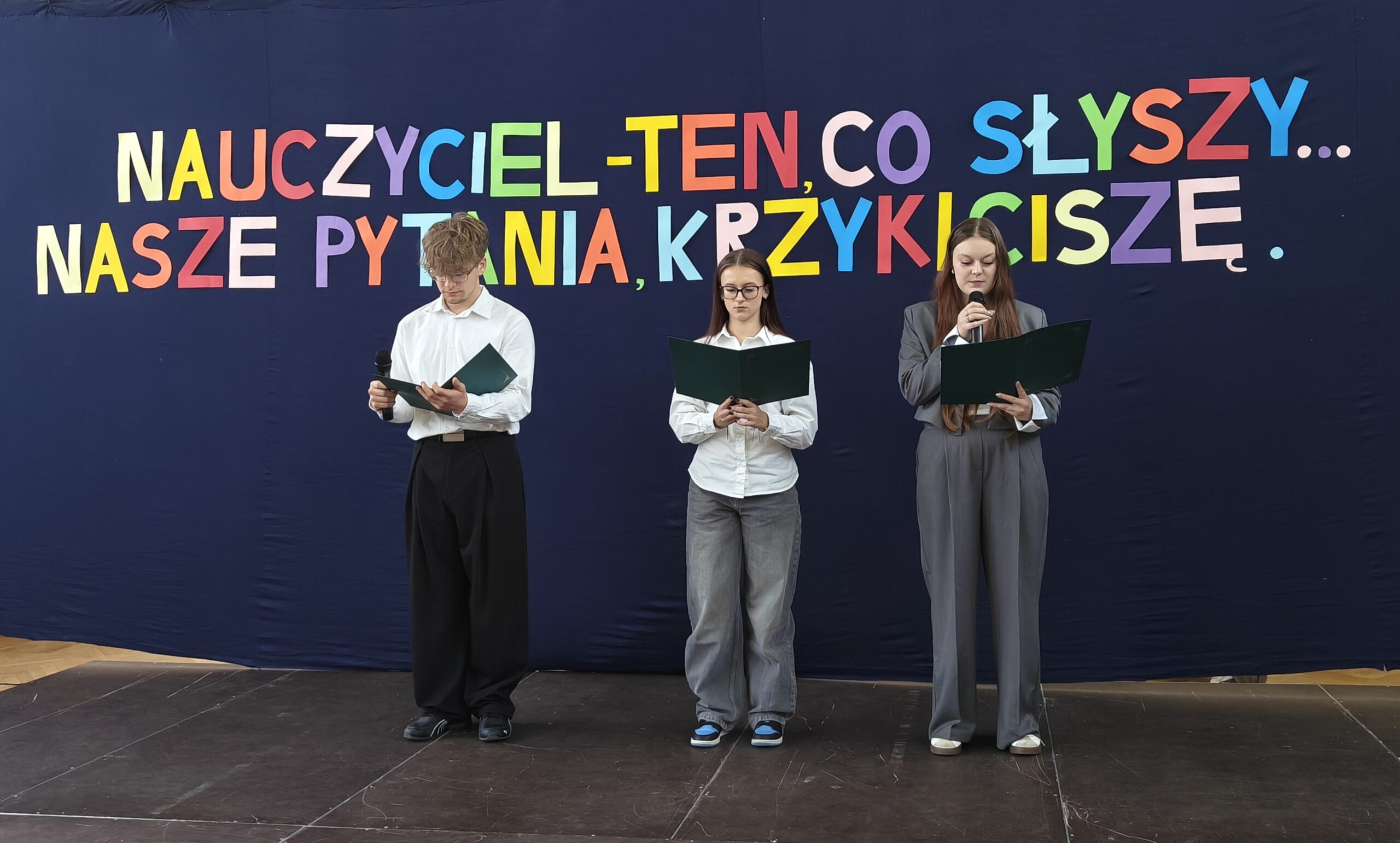 You are currently viewing SĄ SŁOWA, KTÓRE ZOSTAJĄ. SĄ LUDZIE, KTÓRYM JESTEŚMY WDZIĘCZNI.